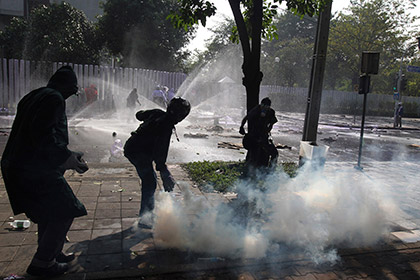 Члены таиландского избиркома спаслись на вертолете от демонстрантов