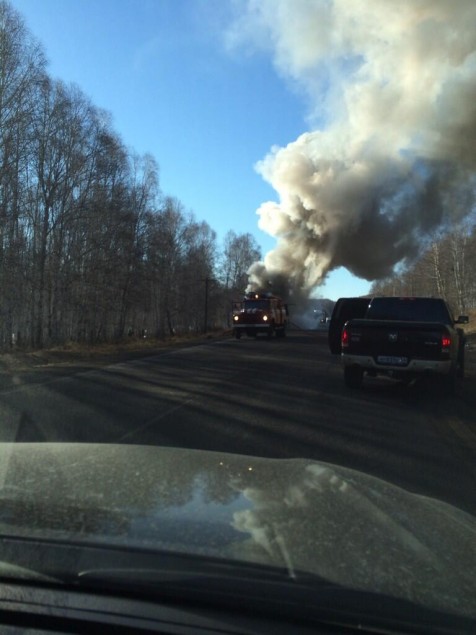 На федеральной трассе в Хакасии сгорел перевозивший детей автобус