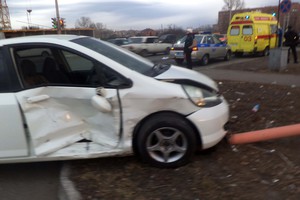 Автомобилистка в Абакане устроила ДТП с пострадавшими и повредила светофор