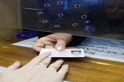 В России начали выдавать водительские права нового образца