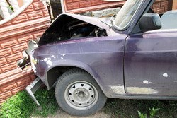 ВАЗ протаранил ограду жилого дома в Абакане