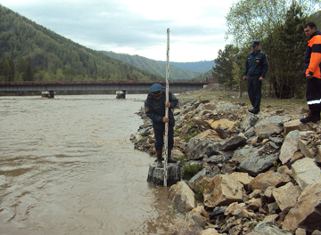 В Хакасии восстанавливают размытую дамбу и дороги