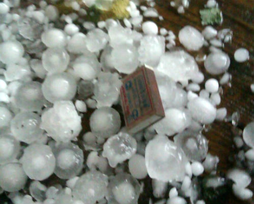 Крупный град побил машины и стёкла домов в Горном Алтае