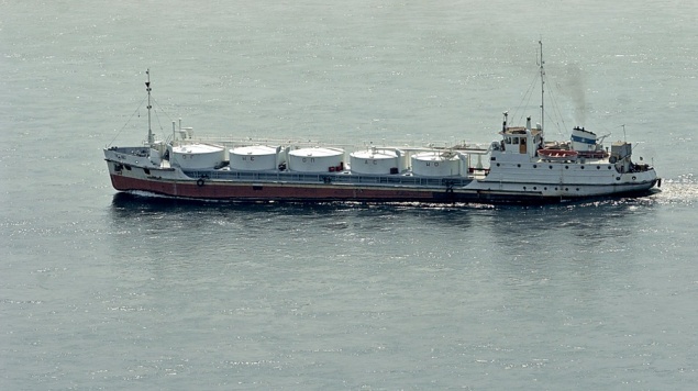 Из севшего на мель танкера в Красноярском крае откачивают топливо