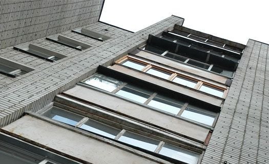 В столице Хакасии пенсионер погиб, прыгнув с балкона