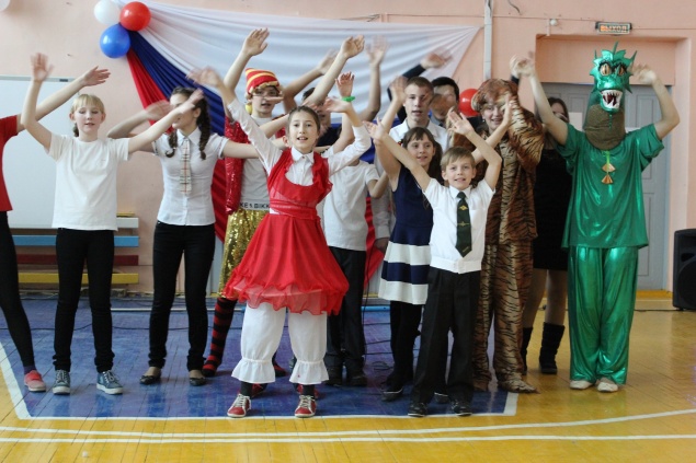 Школьники поздравили полицейских с профессиональным праздником