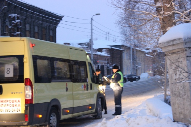 Дорожные полицейские привлекают к ответственности водителей переполненных маршруток