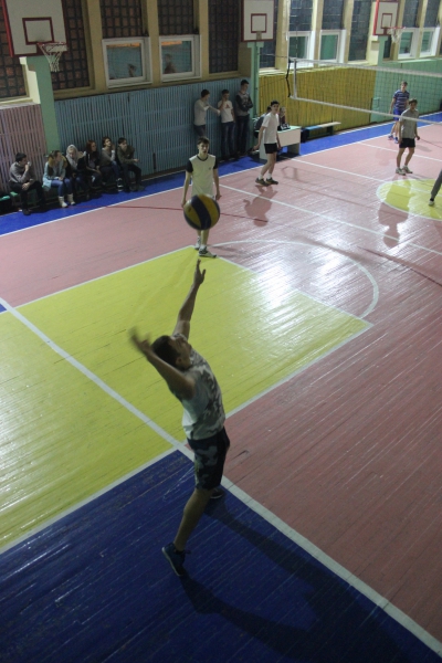 Неделя мужества: полицейские сыграли в волейбол с учащимися правового класса