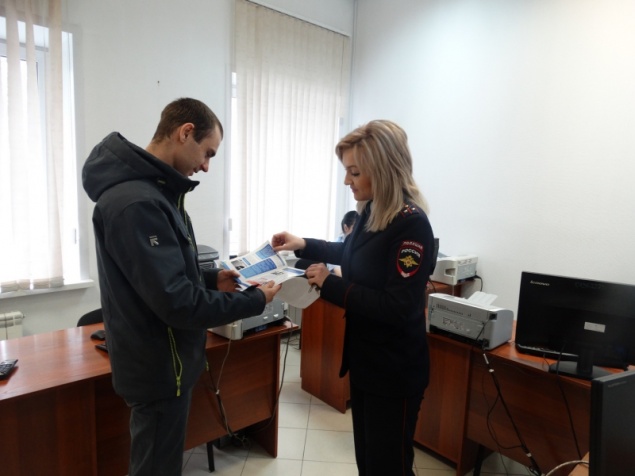 Дорожные полицейские провели акцию «Поздравляем, вы – водитель!»