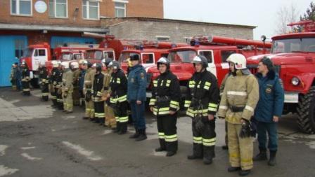 Сотрудники пожарной службы, МЧС поздравили ачинских ребят с днем защиты детей