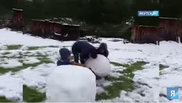 Жители Якутии в середине июля начали лепить снеговиков