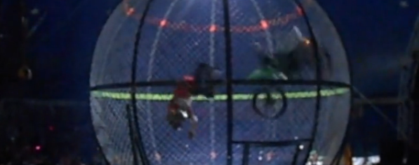 Кемеровского циркача придавило мотоциклом в «Шаре смерти»