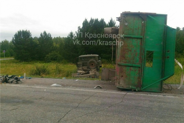 Под Красноярском столкнулись два грузовика, пострадал водитель