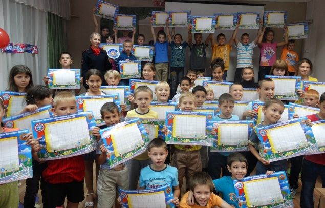 Госавтоинспекторы поздравили воспитанников детского дома с новым учебным годом