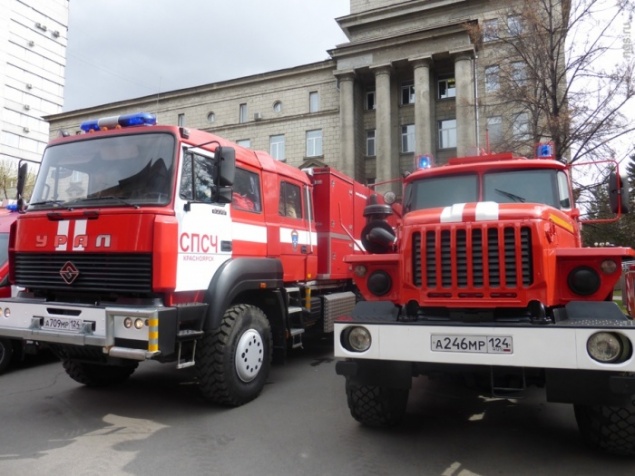 В России предлагают разрешить пожарным таранить автомобили во дворах