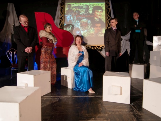 В ачинском драмтеатре состоялась премьера нового спектакля «Под лаской плюшевого пледа»