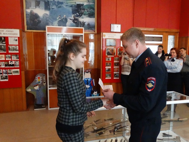 Полицейские вручили паспорта юным ачинцам на торжественной церемонии