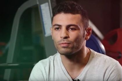 Российский боксер победил в титульном бою и получил пояс с именем соперника