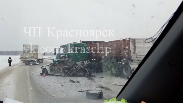 Иномарка разлетелась на куски при столкновении с фурой на трассе