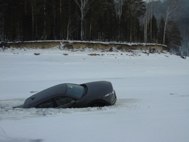 На Красноярском водохранилище чуть не утонул автомобиль