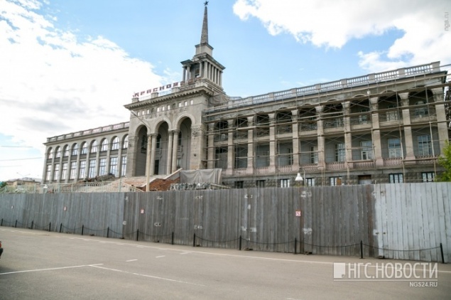 Девушка прыгнула в Енисей у здания Речвокзала и кусала спасителей, отказываясь подниматься