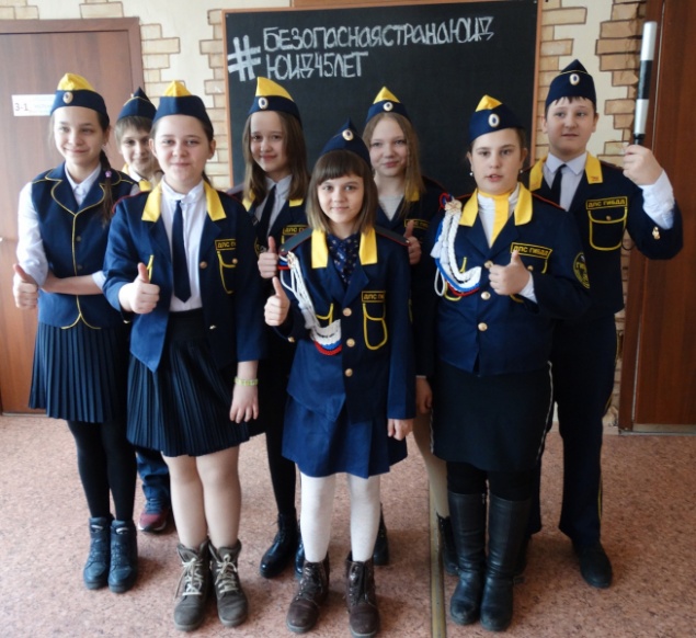 В Ачинске юные инспектора движения выступили в поддержку интернет-марафона #БезопаснаяСтранаЮИД