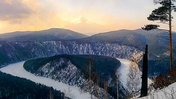 Женщина сорвалась со скалы в районе Манской петли