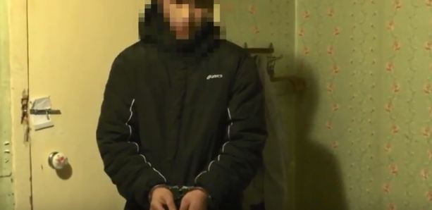 Бил на глазах жены, а она молчала: видео допроса изверга, избившего 4-летнюю малышку