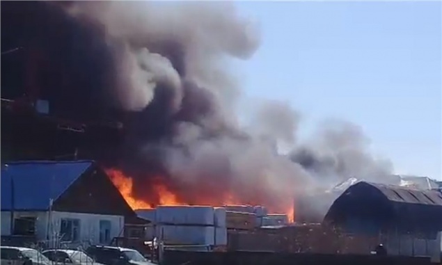 Около Кодинска полыхает лесоперерабатывающий завод: площадь пожара 1000 квадратных метров