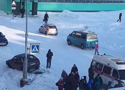 В Норильске мужчина без прав сбил детей на тротуаре: девочка провела сутки в коме