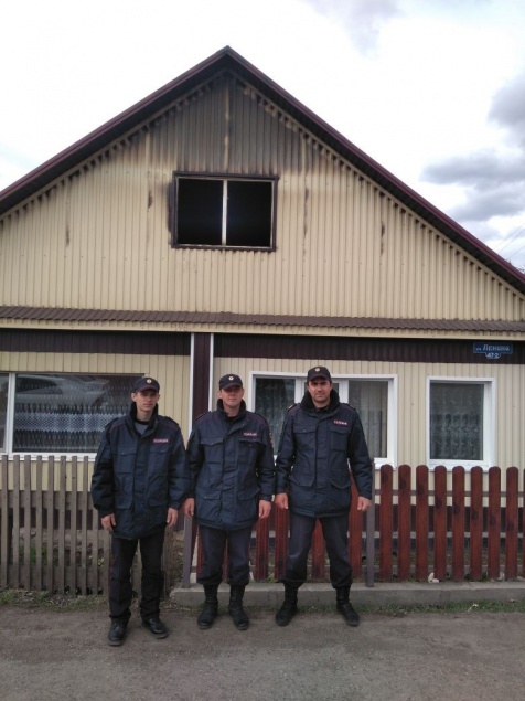 В Ужуре сотрудник Росгвардии в свой выходной спас задыхающегося пенсионера из горящего дома