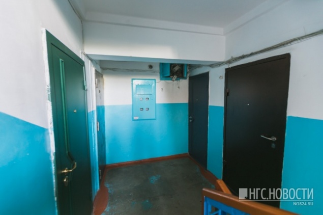 Первоклассница побоялась вернуться домой и день просидела в подъезде