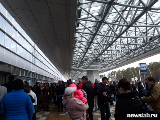 Красноярский аэропорт экстренно эвакуировали по пожарной тревоге