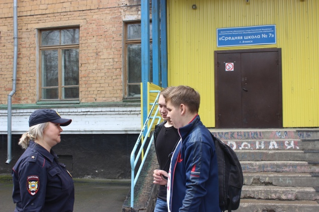 В ачинских школах полицейские проводят учебные тренировки по обеспечению безопасности подростков в летний период