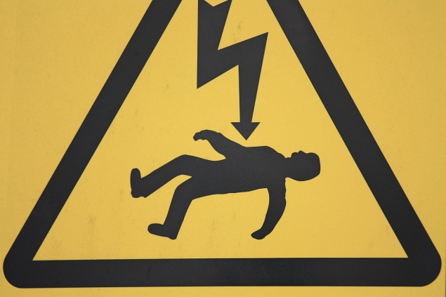 Приехавший к бабушке в гости мальчик упал в огороде и умер от удара током