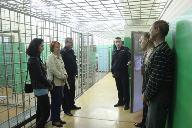 В Ачинске представители общественности посетили ИВС и специальный приемник отдела полиции