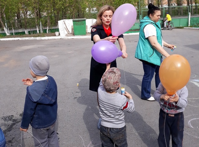 В Ачинске полицейские и воспитанники дома ребенка нарисовали лето