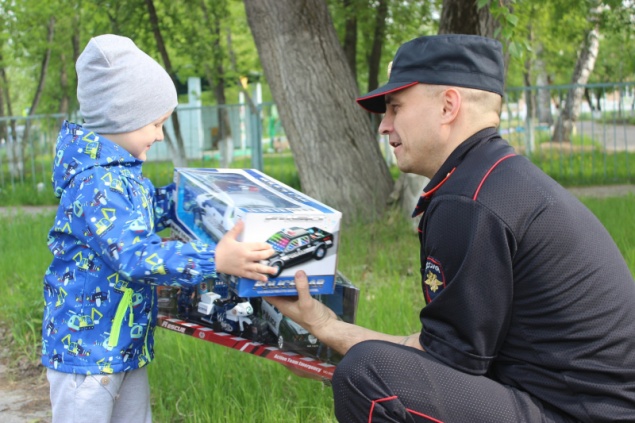 К 300-летию российской полиции: Стражи порядка Ачинска поздравили с 300-летием российской полиции семьи коллег, находящихся в служебных командировках