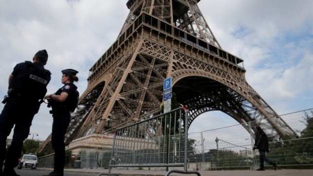 Власти Парижа защитят Эйфелеву башню от терактов стеклянным ограждением