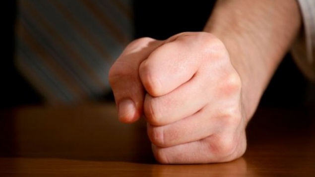 Во время мелкой ссоры отец избил 12-летнюю дочь и попал под следствие