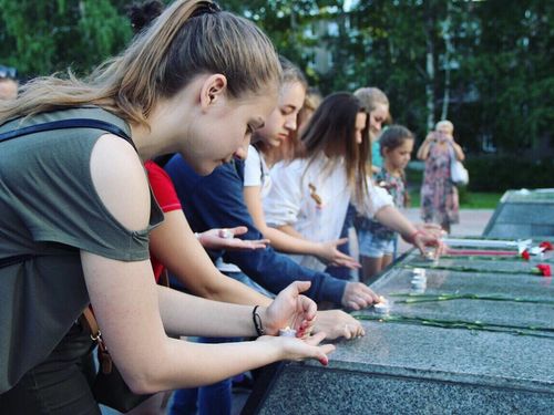 «Я не участвовал в войне, но скорбь о ней горит во мне»: молодежь Ачинска зажгла свечи памяти