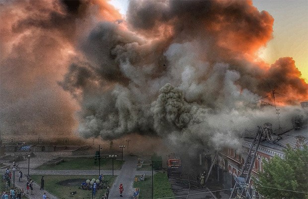 Пожар в историческом здании на центральной площади Канска тушили больше пяти часов