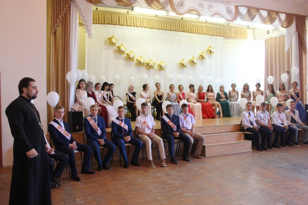 Начальник МО МВД России «Ачинский» Евгений Трофимов поздравил выпускников полицейского класса с окончанием школы