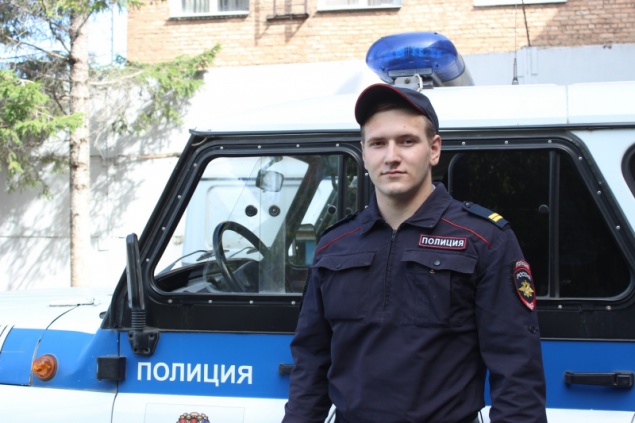 В Красноярском крае полицейский спас несовершеннолетнюю девушку от падения с высоты