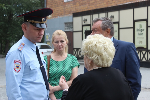 Начальник МО МВД России «Ачинский» Евгений Трофимов совместно с главой города Илаем Ахметовым провели встречу с местными жителями