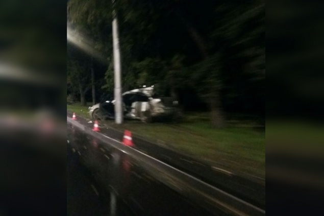 В Красноярске водитель «Тойоты» ночью врезался в столб. Погубил себя и девушку.