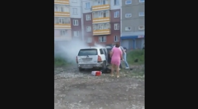 «Машина горит, а внутри дети»: в Красноярске на парковке вспыхнул автомобиль