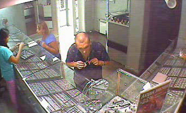 В Ачинске полицейские разыскивают подозреваемого в ограблении ювелирного магазина