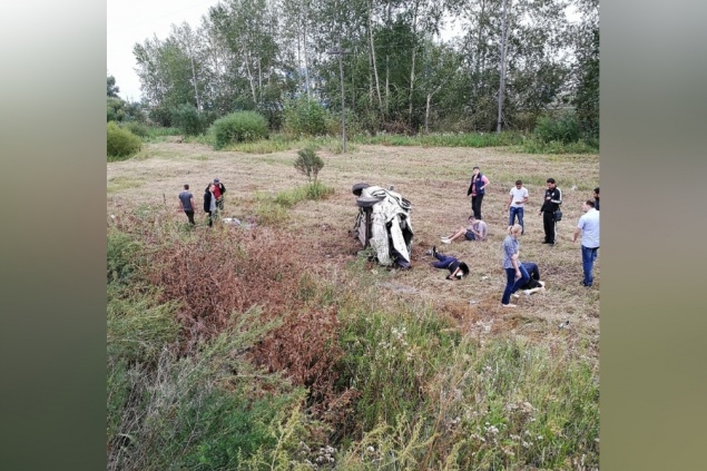 Пьяный водитель опрокинул в кювет машину с 4 пассажирами: один человек погиб