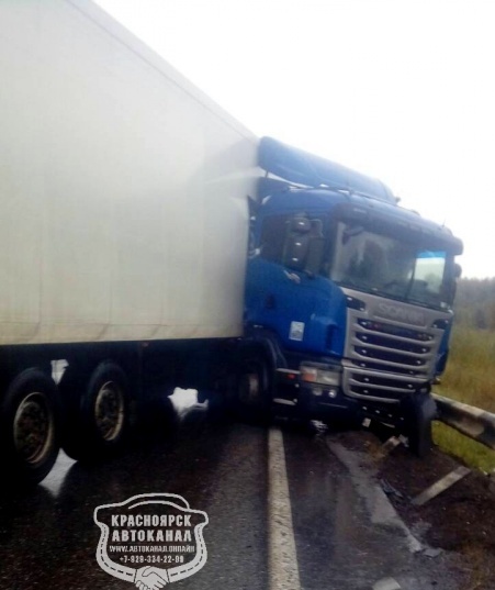 На скользкой трассе Красноярск-Ачинск фуру занесло в отбойник и сложило пополам